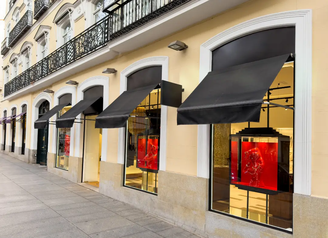 Façade vitrine de magasin en aluminium sur mesure à Livarot-Pays-d'Auge